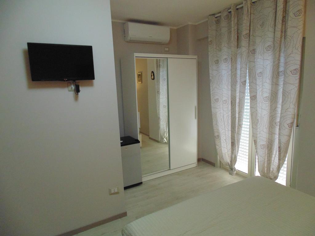 Attico Del Sole Bed & Breakfast Rometta Marea Room photo